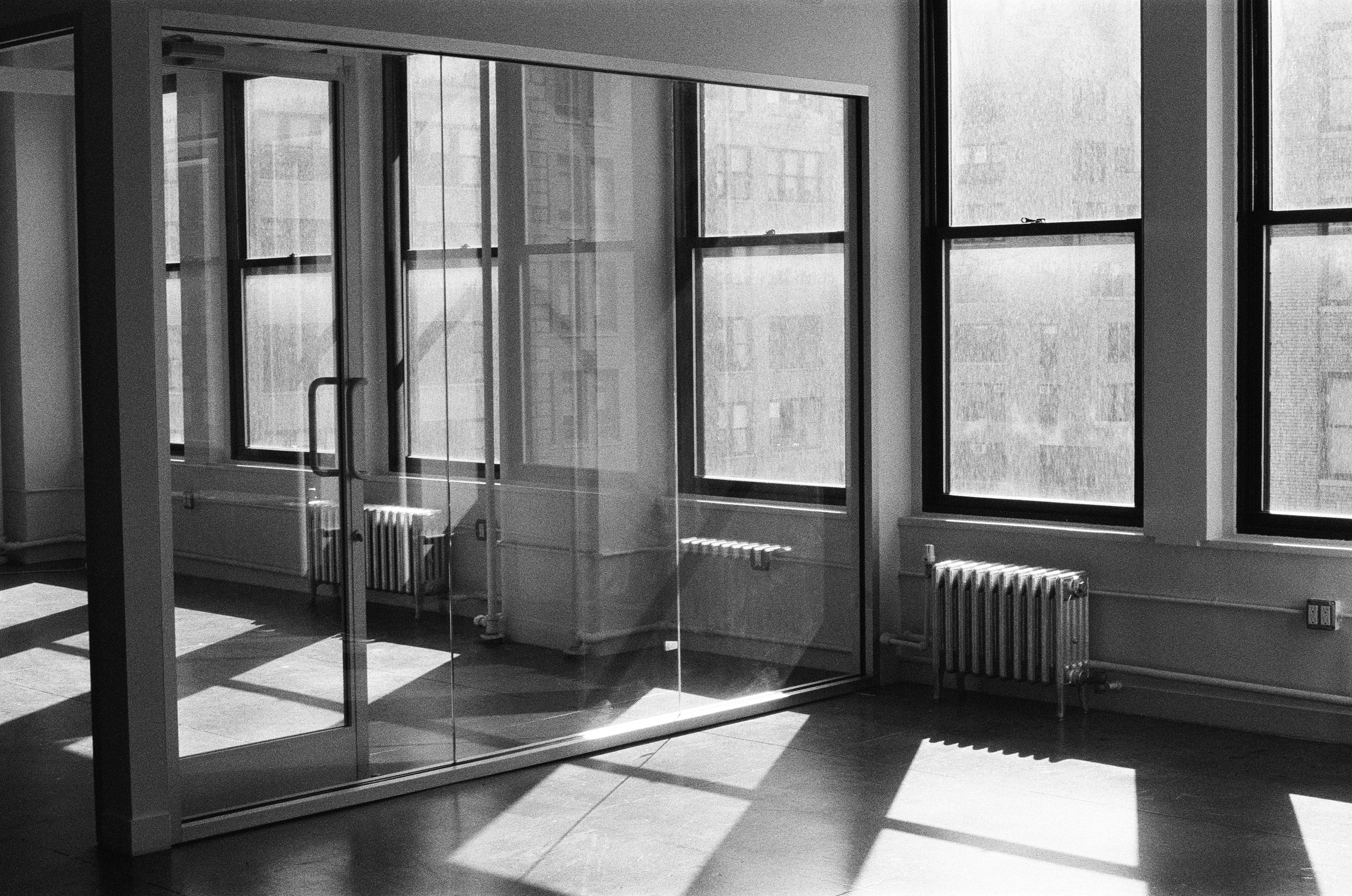 Bureau vide baigné de lumière par de grandes fenêtres