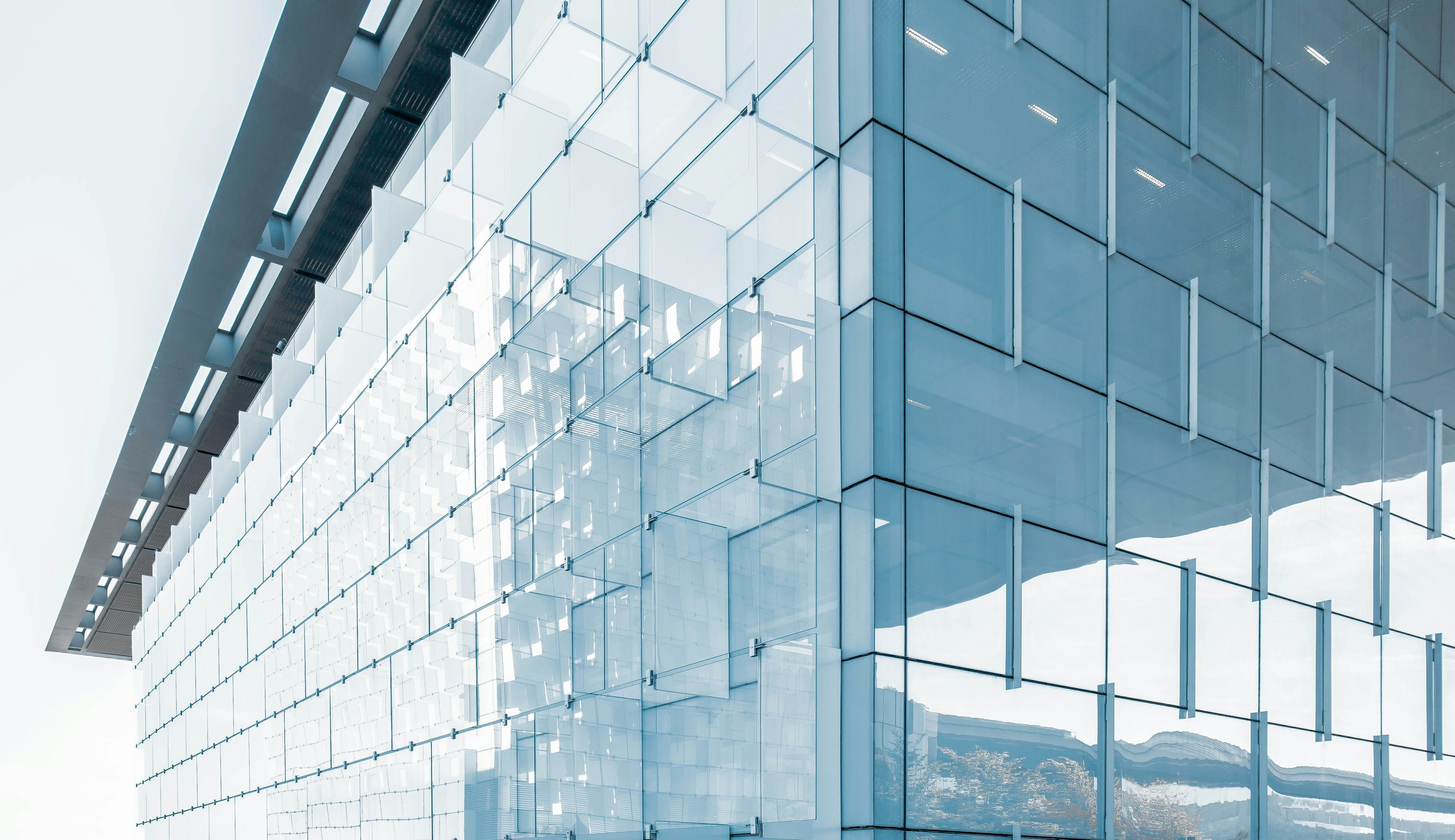 Façade de verre minimaliste sous un ciel clair